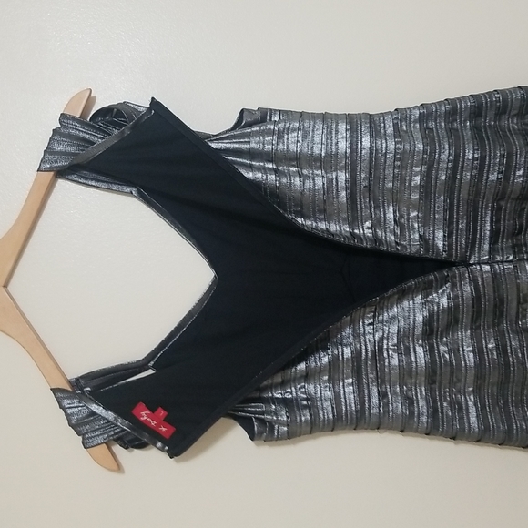 Derhy Silver Sleeveless Layered Pleats, Formal Dress - Size Large - Picture 7 of 11